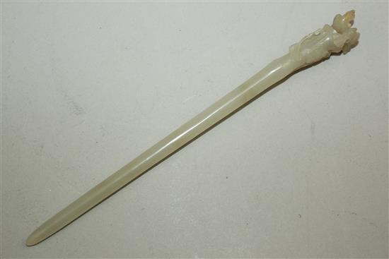 A Chinese pale celadon jade hair pin, 18th / 19th century, 17.7cm